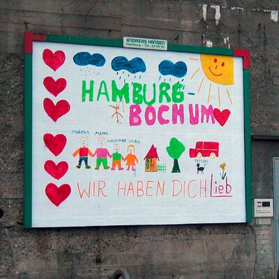 Ein großes Plakat, das von Kindern gestaltet wurde, zeigt eine kreative Darstellung von Hamburg für Bochum.