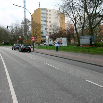 Das Bild zeigt Hauptstrasse.Im Hintergrund ist ein großes Wahlplakat zu sehen.