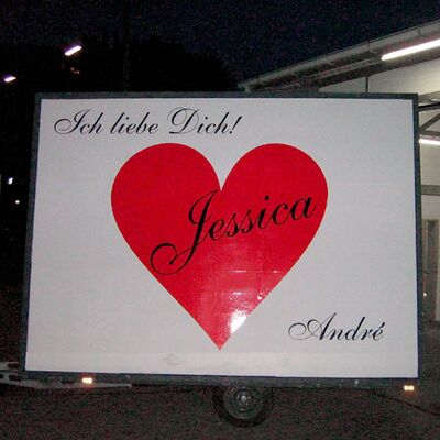 Das Bild zeigt ein Plakat, auf dem ein großes Herz abgebildet ist, das für Jessica von Andre steht.