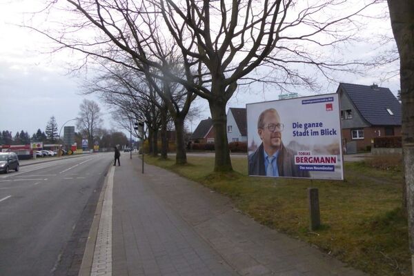 Das Bild zeigt eine Großflächen für die Oberbürgermeisterwahl in Neumünster - für den Kandidaten der SPD Tobias Bergmann (Querformat) und den Kandidaten der CDU Olaf Tauras