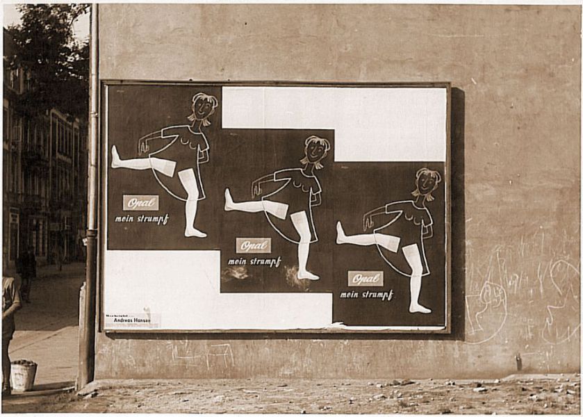 Ein Sepia-Bild, das ein Plakat zeigt, auf dem die Strumpfmode der Dirma Opal abgebildet ist, und nostalgische Erinnerungen weckt.