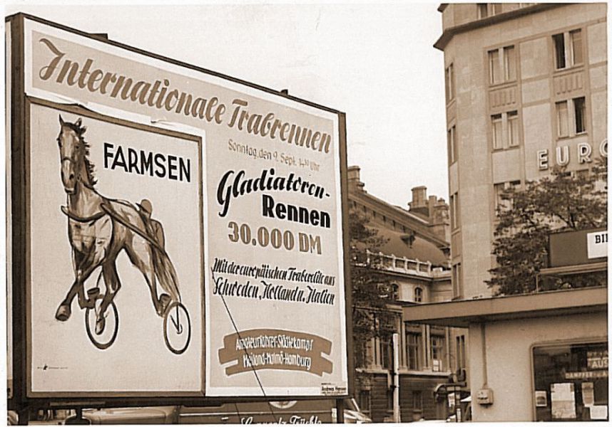 in Sepia-Bild, das ein Plakat vom Internationalen Trebrennen zeigt, das nostalgische Atmosphäre vermittelt