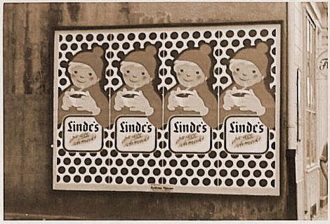 Ein Sepia-Bild, das die ersten Plakate in hamburg zeigt.